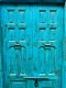 ประตูโบราณสีฟ้าสวยพร้อมช่องแสงโค้ง