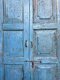 ประตูไม้ซุ้มสูงสีฟ้าวินเทจ