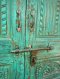 ประตูไม้เก่าวินเทจสีเขียวอมฟ้า