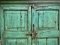 ตู้ไม้สองประตูสีเขียววินเทจ