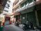 位置好！！ 出售一栋商业楼，两个摊位，在拐角处，3层，30平方哇。Soi Sahamit，靠近MRT Hua Lamphong，适合投资或出租，做宿舍或居住！