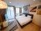 每间房保证年回报率 6%++！ 出售：Chateau In Town Pinklao – Siriraj 公寓 全新项目，精装修拎包入住，即买即收租！地段优越，毗邻诗里拉医院与Central Pinklao —— 最佳投资机会！
