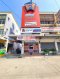 出售3.5 层商业楼边角房沙林市 Khok Kham，Sinsakhon 工业区前，紧邻主干道 可做生意， 已有租客，可购买用于投资、出租或用作办公室，可开药店，有停车位。