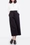 สตรีทแฟชั่น เสื้อขาวคอเชิ๊ตทรง oversized กับกางเกงเบสิคทรง culottes