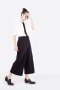 สตรีทแฟชั่น เสื้อขาวคอเชิ๊ตทรง oversized กับกางเกงเบสิคทรง culottes