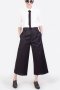 สตรีทแฟชั่น เสื้อขาวคอเชิ๊ตทรง oversized กับกางเกงเบสิคทรง culottes