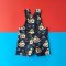 BOYS&GIRLS DINO VROOM VROOM PINAFORE BLACK 100%PRINTED COTTON