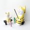 แมวญี่ปุ่นแม่ลูกนั่งตกปลา (2 ตัว) สีเหลืองคาดดำ/ชมพู